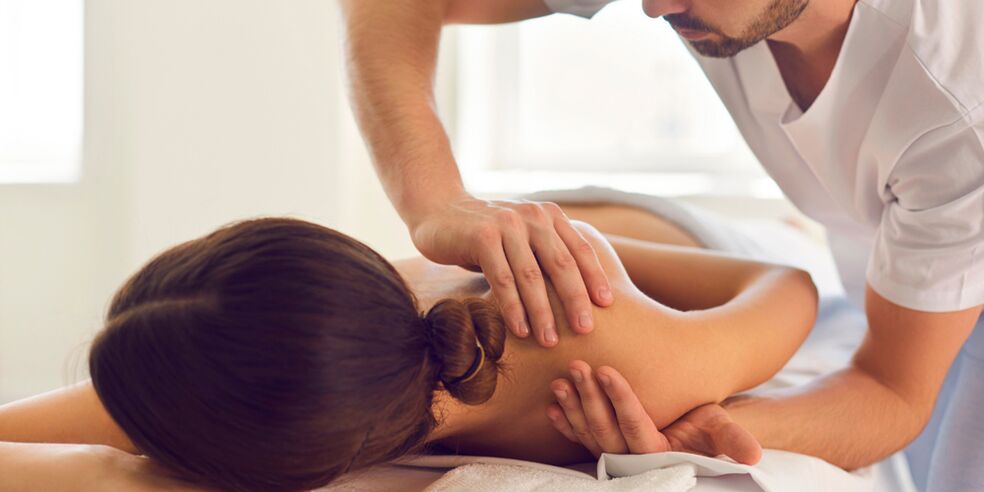 Jednou z účinných metod léčby artrózy ramenního kloubu je masáž. 
