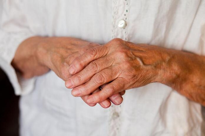 Bolest kloubů rukou často trápí starší lidi