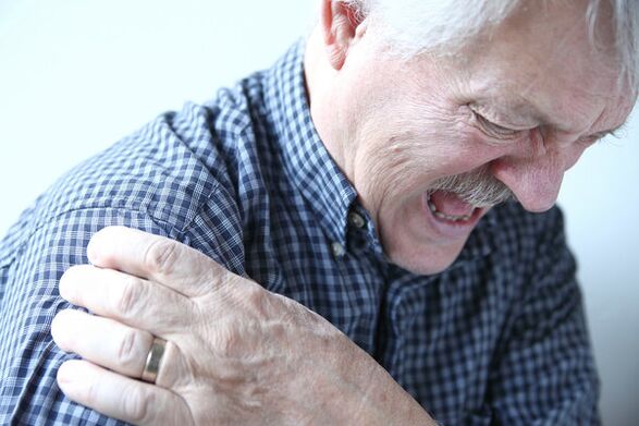 Bolest ramene u staršího muže s diagnózou artrózy ramenního kloubu