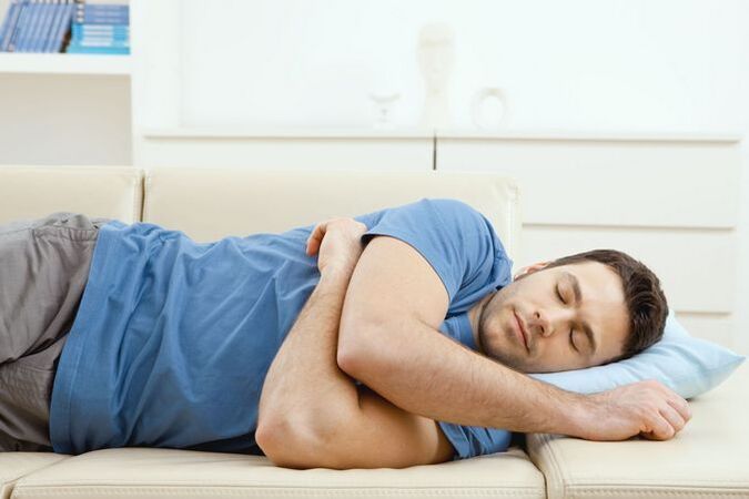 Nepohodlné držení těla během spánku jako příčina bolesti dolní části zad